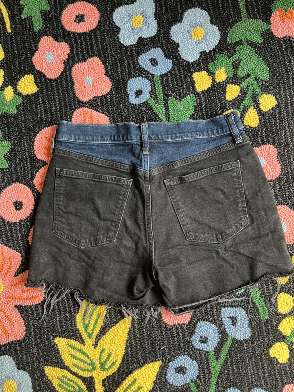 GAP Two-Tone Girlfriend Short High Rise - Picture 3 of 6